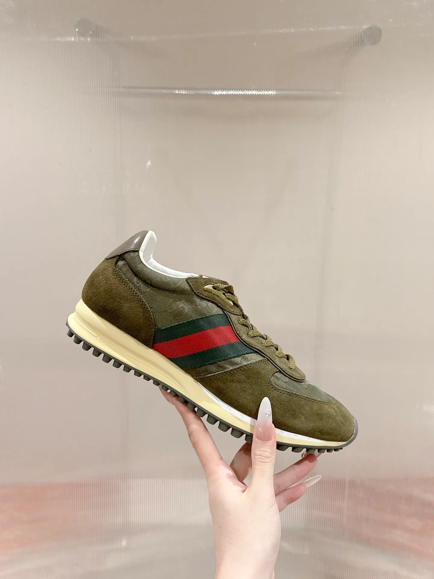 p700🐮🐮 GUCCI 2025 latest spring and summer catwalk style sports shoes Forrest Gump shoes 25 super popular show items with high appearance rate and many celebrities and Internet celebrities. The classic shoe design uses innovative stitching technology to create a water-like flowing texture. Super comfortable on the feet. Leather splicing and breathable logo fabric with classic green and red webbing embellishment. All show the brand tone (buttons are removable) original molded combination outsole ▪️Size: Male 39-44 (Male 45, customized, non-returnable)